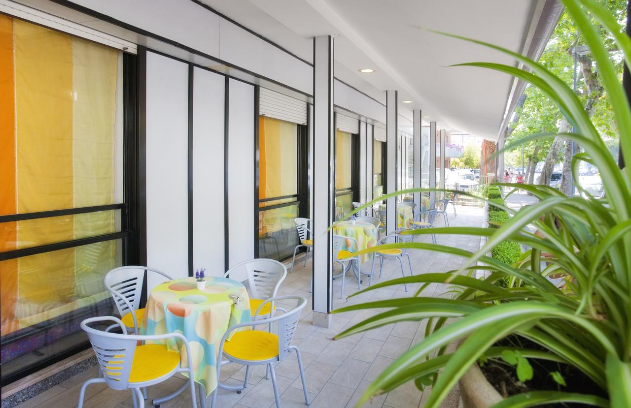 Hotel Universal Riccione Esterno foto