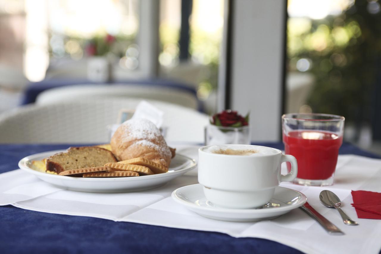 Hotel Universal Riccione Esterno foto