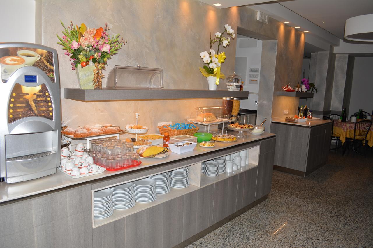 Hotel Universal Riccione Esterno foto