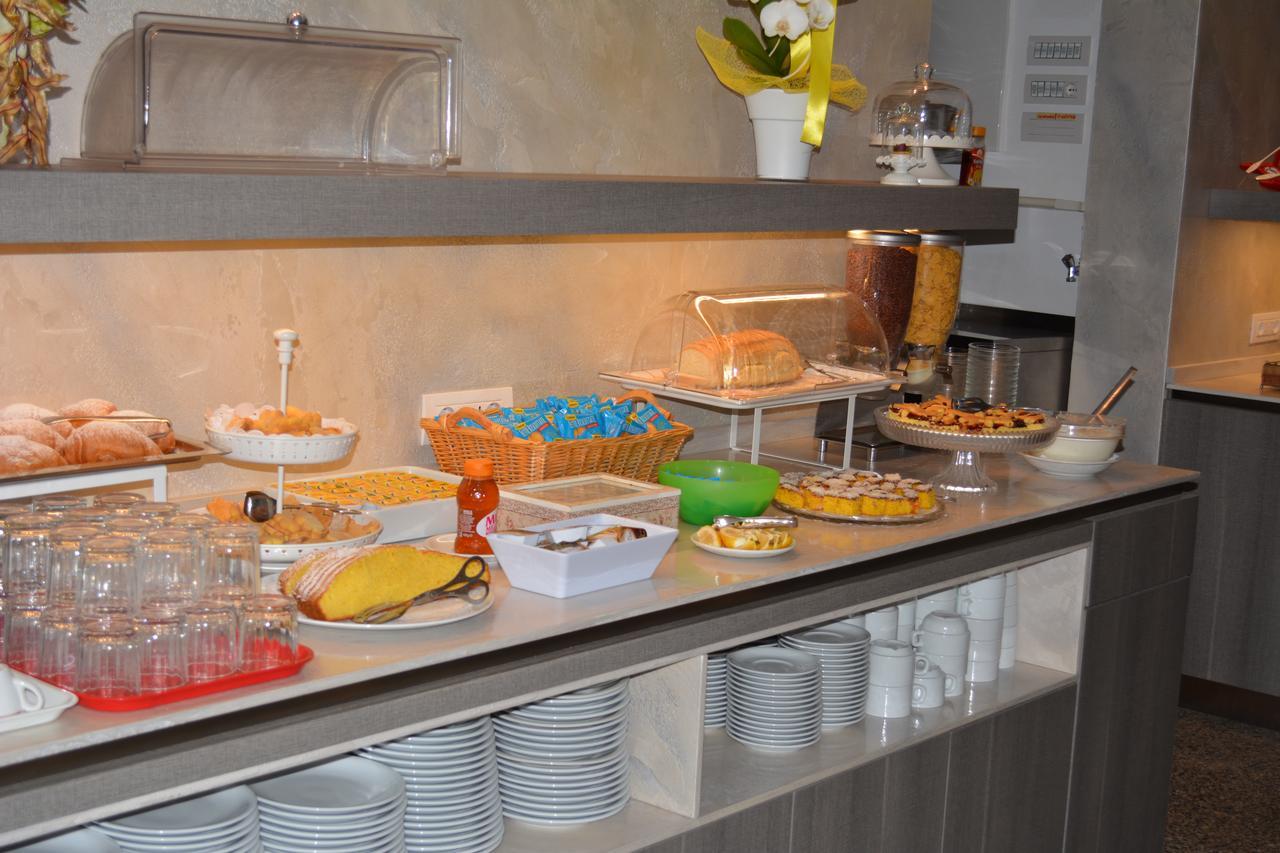 Hotel Universal Riccione Esterno foto