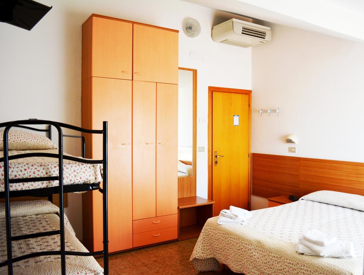 Hotel Universal Riccione Esterno foto