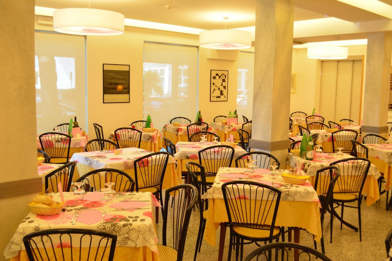 Hotel Universal Riccione Esterno foto