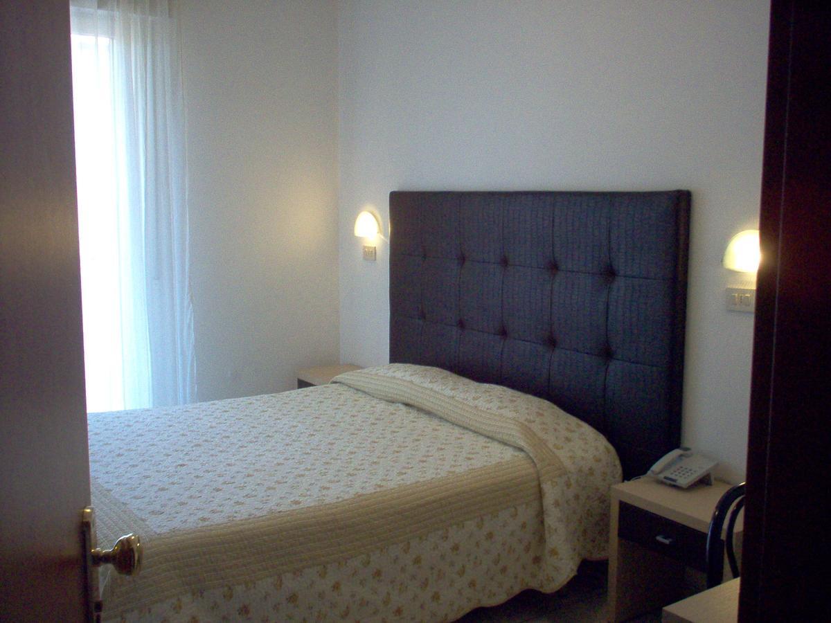 Hotel Universal Riccione Esterno foto